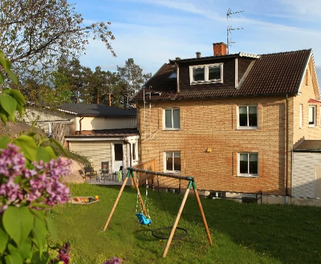 Nanolfsvillans byggnader med trädgård